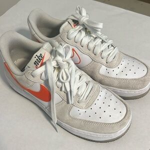 Nike sneakers size 6.5 gently used in great condition